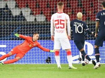 Neymar erzielt das Tor des Tages vom Punkt Neymar erzielt das Tor des Tages vom Punkt