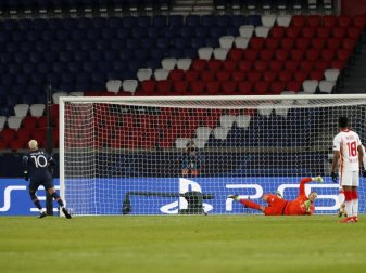 PSG-Star Neymar (l) erzielt das goldene Tor. Mit der Entstehung des Elfmeters hadert RB-Coach Nagelsmann im Anschluss. Foto: Thibault Camus/AP/dpa PSG-Star Neymar (l) erzielt das goldene Tor. Mit der Entstehung des Elfmeters hadert RB-Coach Nagelsmann im Anschluss. Foto: Thibault Camus/AP/dpa