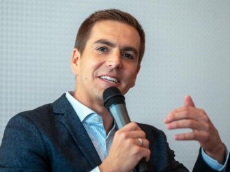 Philipp Lahm rät Bundestrainer Joachim Löw zu einem anderen Umgang mit den DFB-Spielern. Foto: Armin Weigel/dpa Philipp Lahm rät Bundestrainer Joachim Löw zu einem anderen Umgang mit den DFB-Spielern. Foto: Armin Weigel/dpa