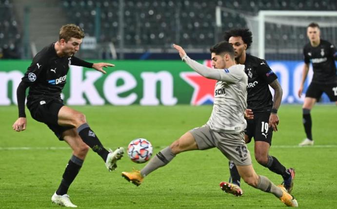 Christoph Kramer (l) im Zweikampf mit Manor Solomon. Foto: Federico Gambarini/dpa