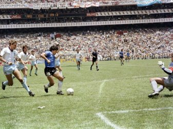 Maradona bei seinem legendären Solo gegen England 1986 Maradona bei seinem legendären Solo gegen England 1986