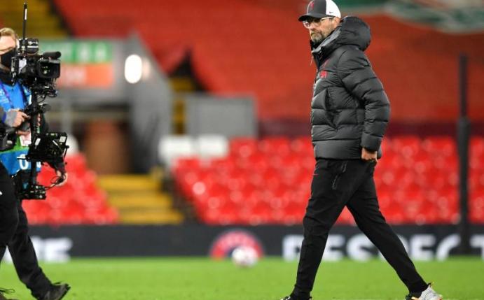 Missmutig geht Liverpools Trainer Jürgen Klopp (r) nach der Niederlage gegen Bergamo vom Spielfeld. Foto: Paul Ellis/PA Wire/dpa