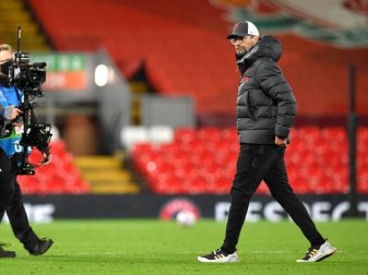 Missmutig geht Liverpools Trainer Jürgen Klopp (r) nach der Niederlage gegen Bergamo vom Spielfeld. Foto: Paul Ellis/PA Wire/dpa Missmutig geht Liverpools Trainer Jürgen Klopp (r) nach der Niederlage gegen Bergamo vom Spielfeld. Foto: Paul Ellis/PA Wire/dpa