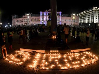 Argentinische Fußballfans trauern in Buenos Aires um Diego Maradona. Foto: Fernando Gens/dpa Argentinische Fußballfans trauern in Buenos Aires um Diego Maradona. Foto: Fernando Gens/dpa