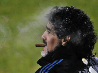 Neben dem Platz fiel Maradona oftmals durch Skandale auf Neben dem Platz fiel Maradona oftmals durch Skandale auf