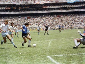 Maradona (m.) erzielte gegen England beide Tore Maradona (m.) erzielte gegen England beide Tore
