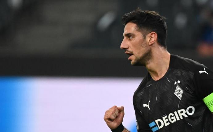 Gladbachs Kapitän Lars Stindl geht voran und ist zudem einmal mehr Matchwinner seines Teams. Foto: Federico Gambarini/dpa