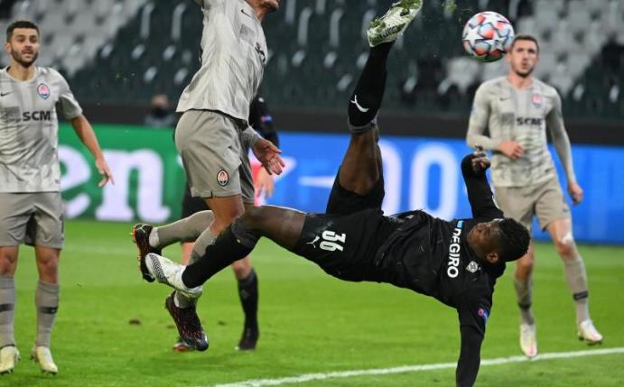 Das 3:0 markierte Breel Embolo (2.v.r) mit einem sehenswerten Fallrückzieher. Foto: Federico Gambarini/dpa