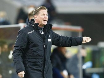 Wünscht sich für das schwere Spiel beim BVB couragierte und lautere Spieler: Kölns Traier Markus Gisdol gibt Anweisungen. Foto: Thilo Schmuelgen/Reuters Images Europe/Pool/dpa Wünscht sich für das schwere Spiel beim BVB couragierte und lautere Spieler: Kölns Traier Markus Gisdol gibt Anweisungen. Foto: Thilo Schmuelgen/Reuters Images Europe/Pool/dpa