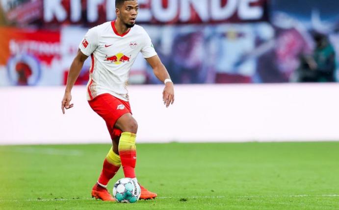 Fällt für RB Leipzig aus: Benjamin Henrichs am Ball. Foto: Jan Woitas/dpa-Zentralbild/dpa