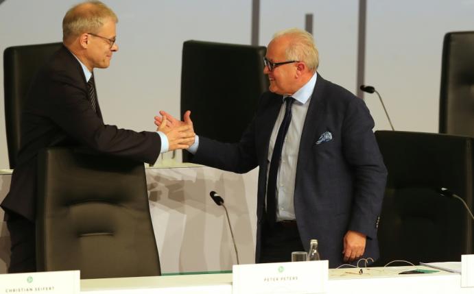 Peters (l.) findet eine "Hauruck-Aktion" nicht sinnvoll