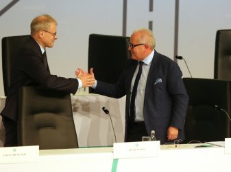 Peters (l.) findet eine "Hauruck-Aktion" nicht sinnvoll Peters (l.) findet eine "Hauruck-Aktion" nicht sinnvoll