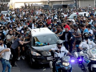 Nach dem Tod von Diego Maradona verlässt der Leichenwagen mit den sterblichen Überresten das Regierungsgebäude - begleitet von zahlreichen Fans. Foto: Ferrari Raul/telam/dpa Nach dem Tod von Diego Maradona verlässt der Leichenwagen mit den sterblichen Überresten das Regierungsgebäude - begleitet von zahlreichen Fans. Foto: Ferrari Raul/telam/dpa