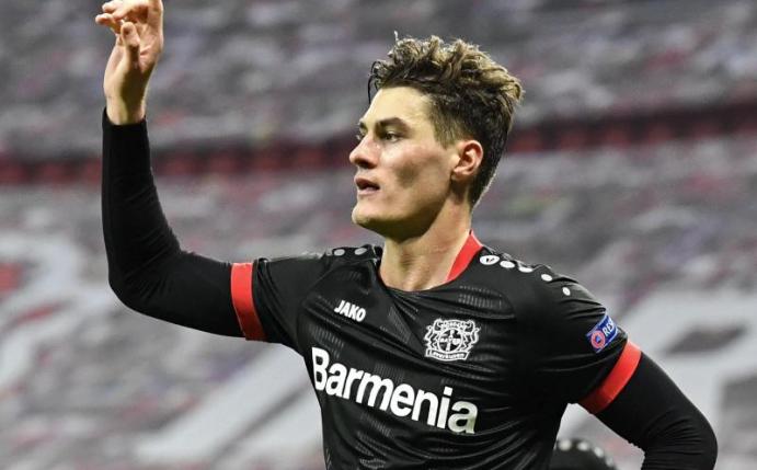 Leverkusens Knipser Patrik Schick widmete sein Tor der verstorbenen Fußballlegende Diego Maradona. Foto: Martin Meissner/AP POOL/dpa