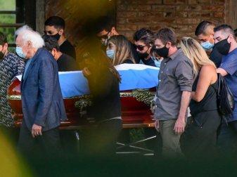 Maradona wurde in einer privaten Zeremonie beigesetzt Maradona wurde in einer privaten Zeremonie beigesetzt