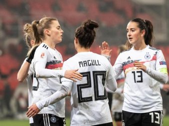 Laura Freigang (l) erzielte gegen Griechenland einen Hattrick. Foto: Matthias Balk/dpa Laura Freigang (l) erzielte gegen Griechenland einen Hattrick. Foto: Matthias Balk/dpa