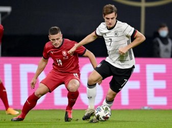 Florian Neuhaus (r) im Länderspiel gegen Tschechien am Ball. Foto: Robert Michael/dpa-Zentralbild/dpa Florian Neuhaus (r) im Länderspiel gegen Tschechien am Ball. Foto: Robert Michael/dpa-Zentralbild/dpa