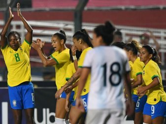 Brasiliens Frauen laufen künftig in eigenen Trikots auf Brasiliens Frauen laufen künftig in eigenen Trikots auf