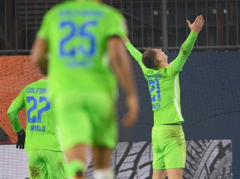 Wolfsburgs Bartosz Bialek jubelt nach seinem Tor zum 5:3. Seine Teamkollegen rennen zu ihm. Foto: Swen Pförtner/dpa Wolfsburgs Bartosz Bialek jubelt nach seinem Tor zum 5:3. Seine Teamkollegen rennen zu ihm. Foto: Swen Pförtner/dpa