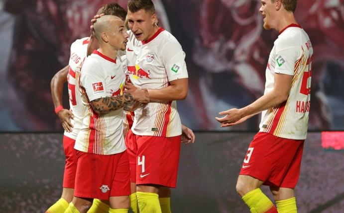 Angelino (vorne) bringt RB Leipzig in Führung