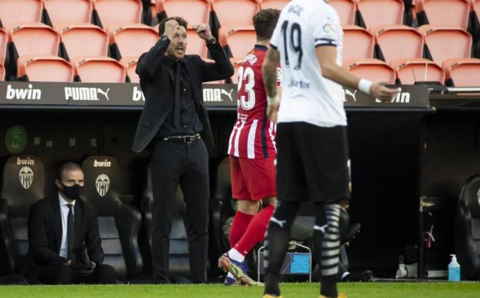 Trainer Diego Simeone (l) und Atlético Madrid feierten eine gelungene Generalprobe für das Spiel gegen Bayern. Foto: J.M. FERNANDEZ/gtres/dpa