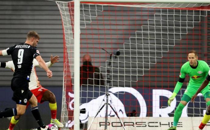 Traf zum ersten Mal in der Bundesliga: Bielefelds Fabian Klos. Foto: Jan Woitas/dpa-Zentralbild/dpa