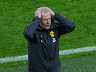 BVB-Trainer Lucien Favre war nach der Niederlage gegen den 1. FC Köln völlig bedient. Foto: Uwe Kraft/AFP Pool/dpa BVB-Trainer Lucien Favre war nach der Niederlage gegen den 1. FC Köln völlig bedient. Foto: Uwe Kraft/AFP Pool/dpa