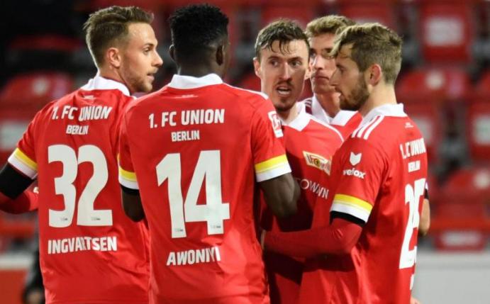 Die Union-Spieler feiern das Traumtor von Max Kruse (M). Foto: Annegret Hilse/Reuters Images Europe/Pool/dpa