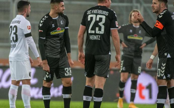 Kapitän Christian Günter (r) und seine Freiburger waren nach dem 1:1 in Augsburg genervt. Foto: Stefan Puchner/dpa