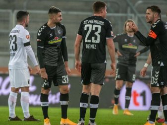 Kapitän Christian Günter (r) und seine Freiburger waren nach dem 1:1 in Augsburg genervt. Foto: Stefan Puchner/dpa Kapitän Christian Günter (r) und seine Freiburger waren nach dem 1:1 in Augsburg genervt. Foto: Stefan Puchner/dpa