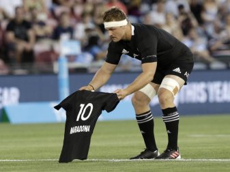 Sam Cane, Kapitän der «All Blacks», legt vor dem Spiel der neuseeländischen Rugby-Nationalmannschaft gegen Argentinien das All-Black-Trikot mit Maradonas Nummer 10 auf das Spielfeld. Foto: Rick Rycroft/AP/dpa Sam Cane, Kapitän der «All Blacks», legt vor dem Spiel der neuseeländischen Rugby-Nationalmannschaft gegen Argentinien das All-Black-Trikot mit Maradonas Nummer 10 auf das Spielfeld. Foto: Rick Rycroft/AP/dpa