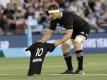 Sam Cane, Kapitän der «All Blacks», legt vor dem Spiel der neuseeländischen Rugby-Nationalmannschaft gegen Argentinien das All-Black-Trikot mit Maradonas Nummer 10 auf das Spielfeld. Foto: Rick Rycroft/AP/dpa
