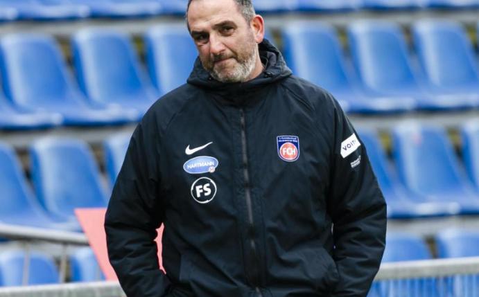 Heidenheims Trainer Frank Schmidt kann trotz zweier Coronafälle den HSV empfangen. Foto: Frank Molter/dpa