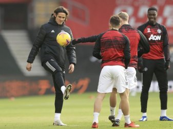 Edinson Cavani (l) kam erst zur Halbzeit, drehte dann aber für Manchester United die Partie. Foto: Adam Davy/PA Pool/AP/dpa Edinson Cavani (l) kam erst zur Halbzeit, drehte dann aber für Manchester United die Partie. Foto: Adam Davy/PA Pool/AP/dpa