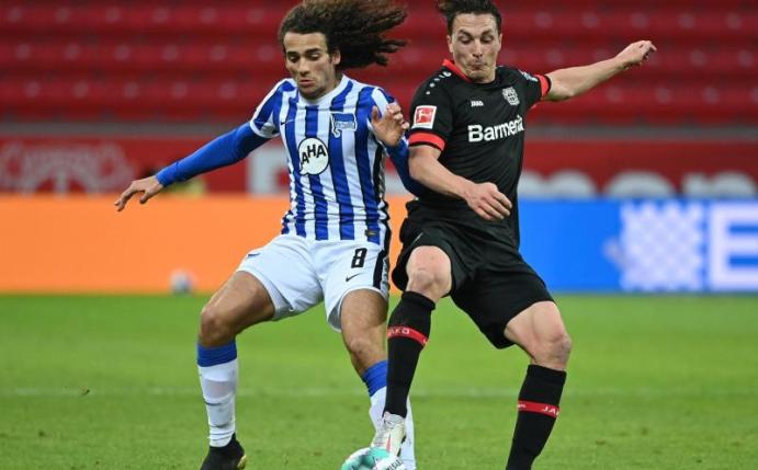 Herthas Matteo Guendouzi (l) im Zweikampf mit Leverkusens Julian Baumgartlinger. Foto: Ina Fassbender/AFP Pool/dpa