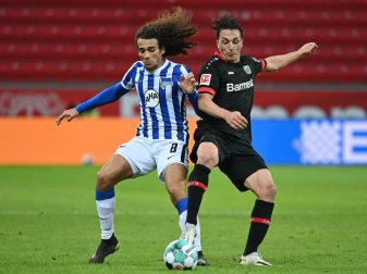 Herthas Matteo Guendouzi (l) im Zweikampf mit Leverkusens Julian Baumgartlinger. Foto: Ina Fassbender/AFP Pool/dpa Herthas Matteo Guendouzi (l) im Zweikampf mit Leverkusens Julian Baumgartlinger. Foto: Ina Fassbender/AFP Pool/dpa