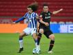 Herthas Matteo Guendouzi (l) im Zweikampf mit Leverkusens Julian Baumgartlinger. Foto: Ina Fassbender/AFP Pool/dpa