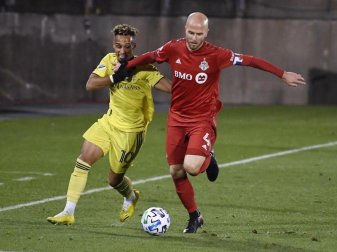 Hany Mukhtar (l) vom Nashville SC versucht Michael Bradley vom Toronto FC den Ball abzunehmen. Foto: Jessica Hill/AP/dpa
