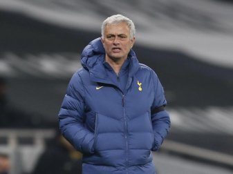 Trainer José Mourinho bleibt mit den Tottenham Hotspur vorerst an der Tabellenspitze. Foto: Ian Kington/POOL AFP/AP/dpa Trainer José Mourinho bleibt mit den Tottenham Hotspur vorerst an der Tabellenspitze. Foto: Ian Kington/POOL AFP/AP/dpa