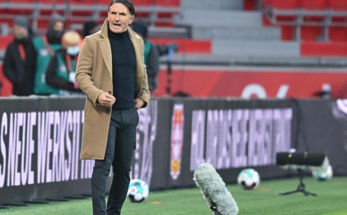 Hertha-Trainer Bruno Labbadia schöpft aus der Nullnummer in Leverkusen Mut. Foto: Ina Fassbender/AFP Pool/dpa