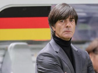 Steht nach dem 0:6 in Sevilla gegen Spanien in der Kritik: Bundestrainer Joachim Löw. Foto: Jan Woitas/dpa-Zentralbild/dpa Steht nach dem 0:6 in Sevilla gegen Spanien in der Kritik: Bundestrainer Joachim Löw. Foto: Jan Woitas/dpa-Zentralbild/dpa