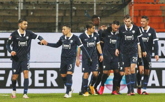 Die Bochumer Mannschaft bejubelt das 3:0 gegen Fortuna Düsseldorf. Foto: Roland Weihrauch/dpa