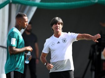 Bundestrainer Joachim Löw (r) im Gespräch mit dem ehemaligen Nationalspieler Jerome Boateng. Foto: Ina Fassbender/dpa Bundestrainer Joachim Löw (r) im Gespräch mit dem ehemaligen Nationalspieler Jerome Boateng. Foto: Ina Fassbender/dpa