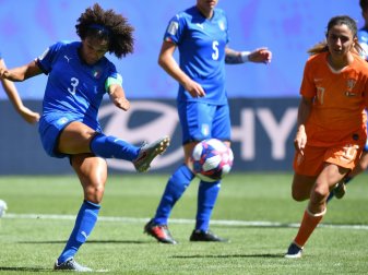 Sara Gama (l.) im italienischen Nationaltrikot