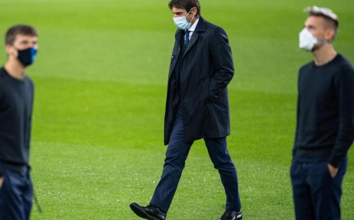 Die Inter-Spieler und Coach Antonio Conte (M) wurden in Mönchengladbach in ihrer Nachtruhe gestört. Foto: Marius Becker/dpa