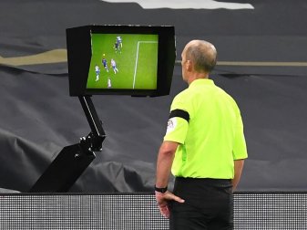 Der Video-Assistent kommt bei der Königsklassen-Partie zwischen Sevilla und Chelsea zum Einsatz. Foto: Neil Hall/PA Wire/dpa Der Video-Assistent kommt bei der Königsklassen-Partie zwischen Sevilla und Chelsea zum Einsatz. Foto: Neil Hall/PA Wire/dpa