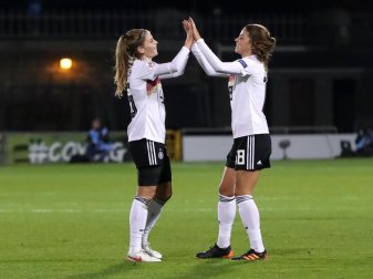 Tabea Wassmuth bejubelt ihr Tor zur 2:0-Führung gegen Irland mit Melanie Leupolz. Foto: Niall Carson/PA Wire/dpa Tabea Wassmuth bejubelt ihr Tor zur 2:0-Führung gegen Irland mit Melanie Leupolz. Foto: Niall Carson/PA Wire/dpa