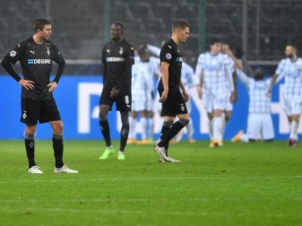 Mönchengladbachs Christoph Kramer (l-r), Denis Zakaria und Matthias Ginter stehen nach dem Gegentor zum 1:3 enttäuscht auf dem Rasen. Foto: Marius Becker/dpa Mönchengladbachs Christoph Kramer (l-r), Denis Zakaria und Matthias Ginter stehen nach dem Gegentor zum 1:3 enttäuscht auf dem Rasen. Foto: Marius Becker/dpa
