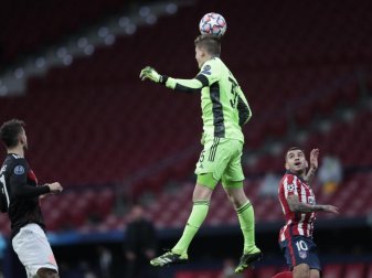 Bayerns Torwart Alexander Nübel köpft den Ball. Foto: Bernat Armangue/AP/dpa Bayerns Torwart Alexander Nübel köpft den Ball. Foto: Bernat Armangue/AP/dpa