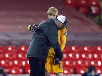 Geschafft: Liverpool-Coach Jürgen Klopp (vorne) feiert mit Keeper Caoimhin Kelleher den Gruppensieg. Foto: Phil Noble/PA Wire/dpa